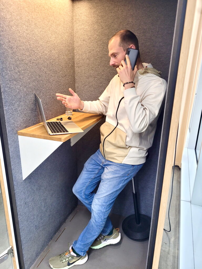 Daniel in der Telefonbox
